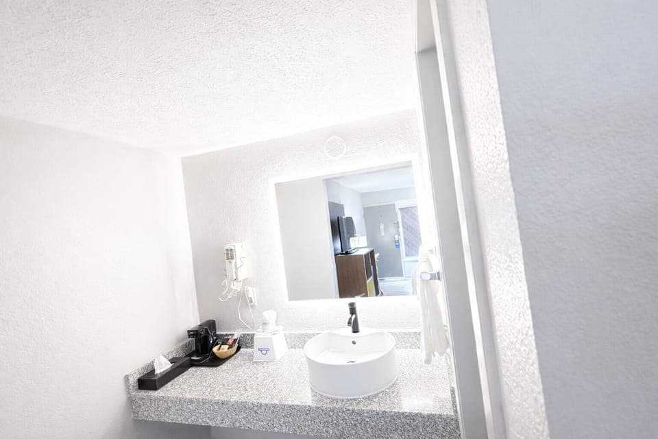 Combined shower/tub, free toiletries, hair dryer, towels