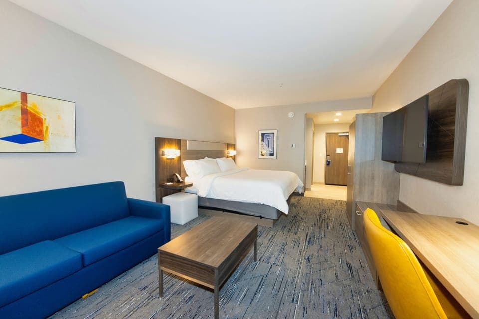 Premium bedding, in-room safe, individually decorated