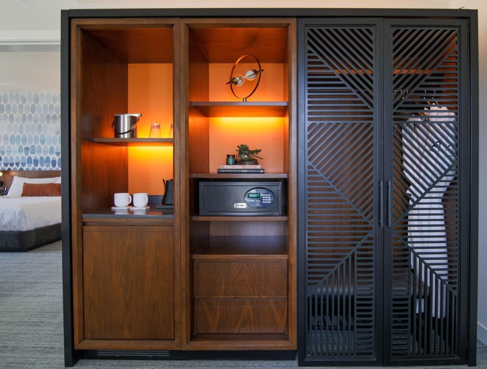 Junior Studio Suite, 1 King Bed | Pillowtop beds, in-room safe, desk, laptop workspace