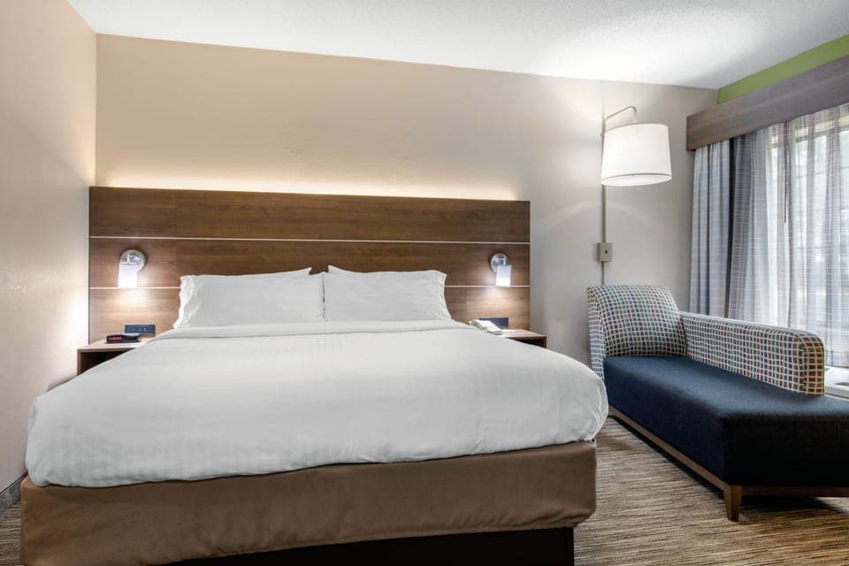 Premium bedding, in-room safe, desk, blackout drapes