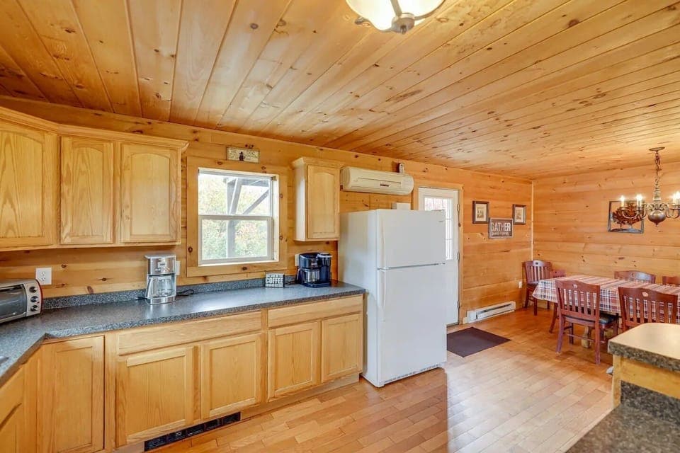 Fully equipped kitchen with lots of space, counter tops and seating