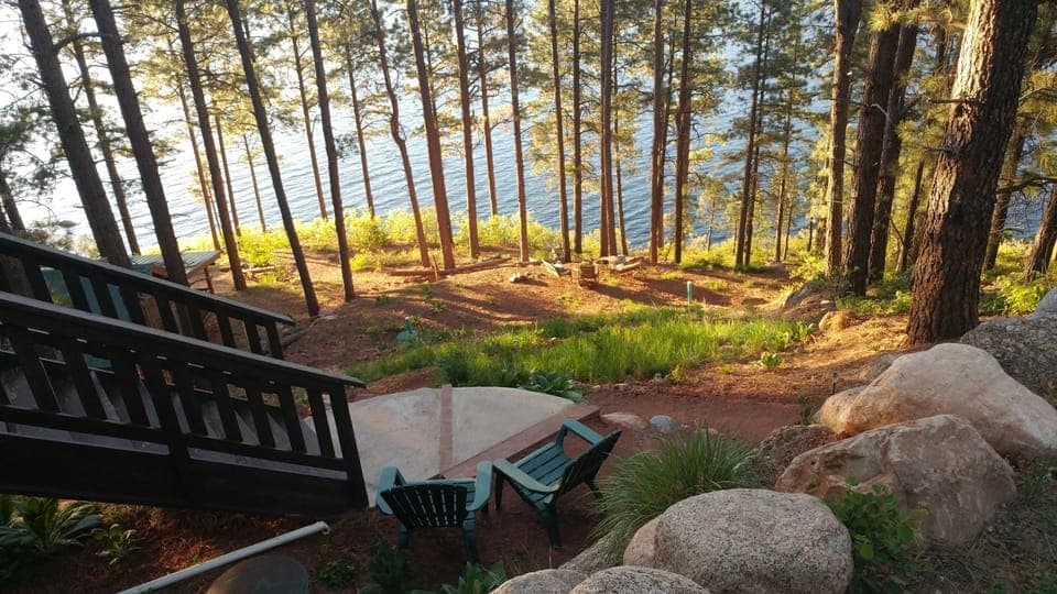 The private trail down to the lake's shoreline!