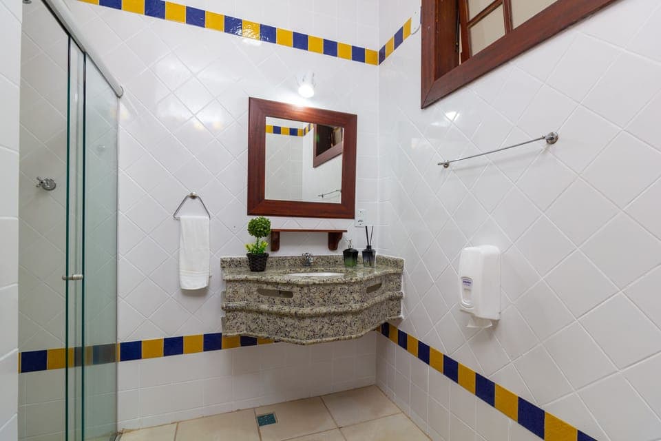 Shower, free toiletries, towels