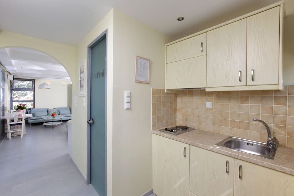 Suite Sea View, 1 Bedroom (Miami) | Private kitchen | Fridge, oven, stovetop, coffee/tea maker