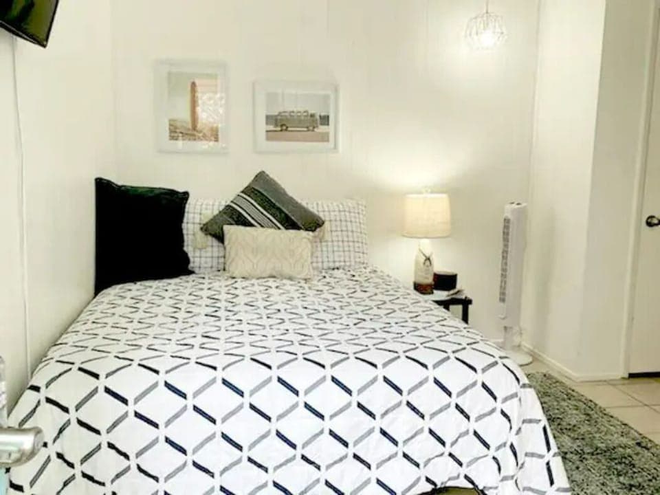 Charming studio with queen sized bed