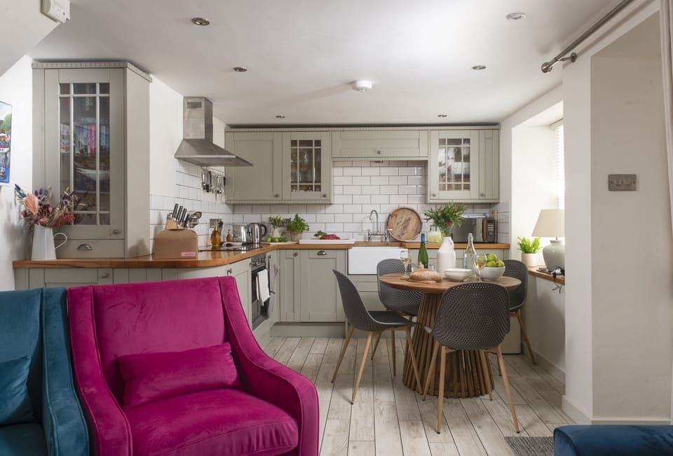 Oriel Cottage, St Agnes. Ground Floor: The  open-plan living area offers a sociable yet cosy space