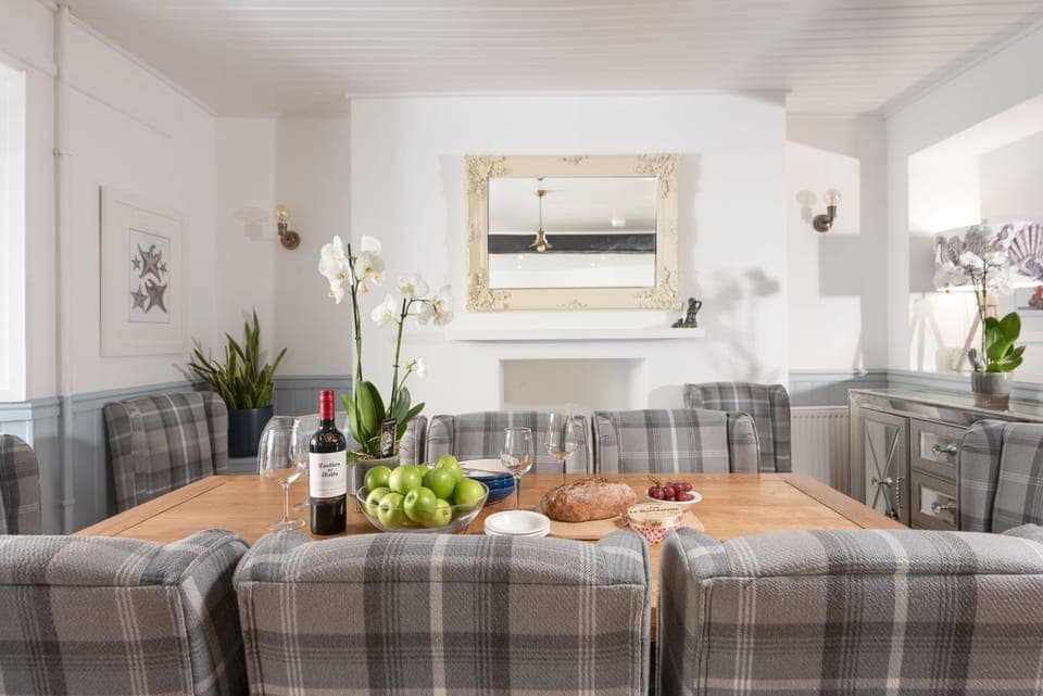 Beautiful large mirror in living area - Azenor