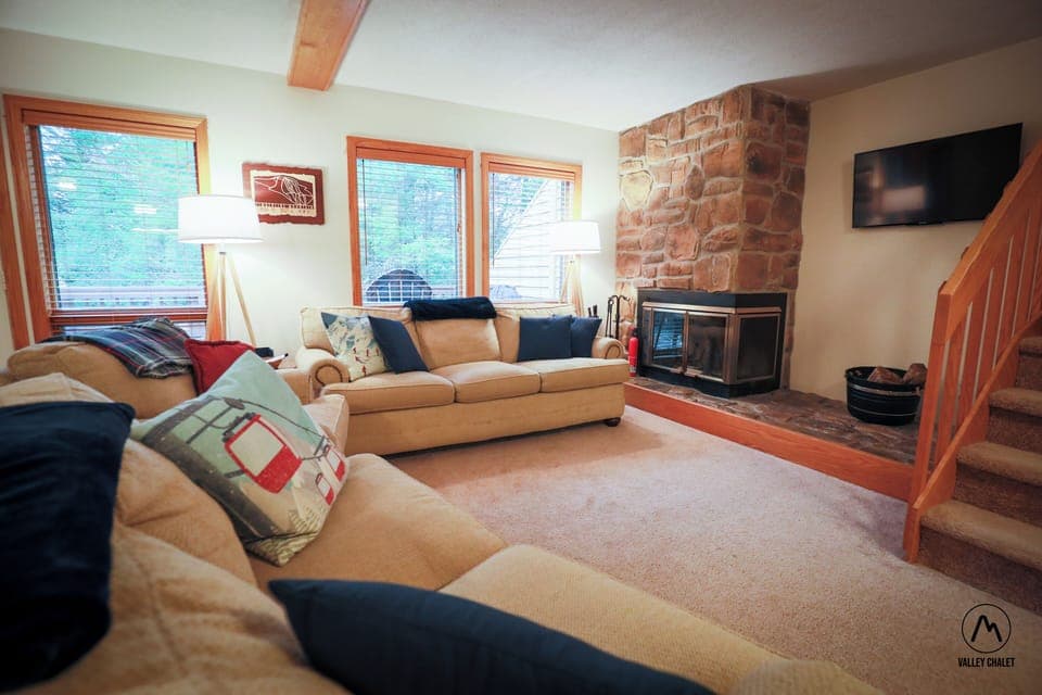 Cozy wood fireplace, flatscreen TV, Sonos Playbar.