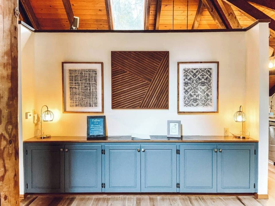 Welcome info on the large buffet. Lamps  with USB plugs.