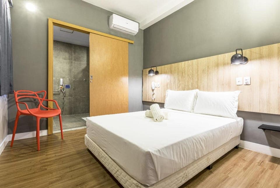Adaptado | Free WiFi, bed sheets