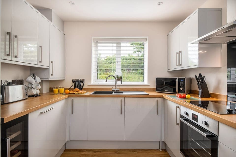 Luxury kitchen integrated dishwasher fridge/freezer, washer/dryer & wine cooler 