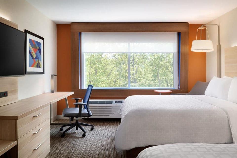 Desk, laptop workspace, free WiFi, bed sheets