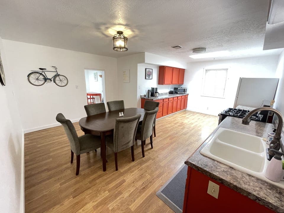 Fully stocked kitchen with dining table for 6 person.