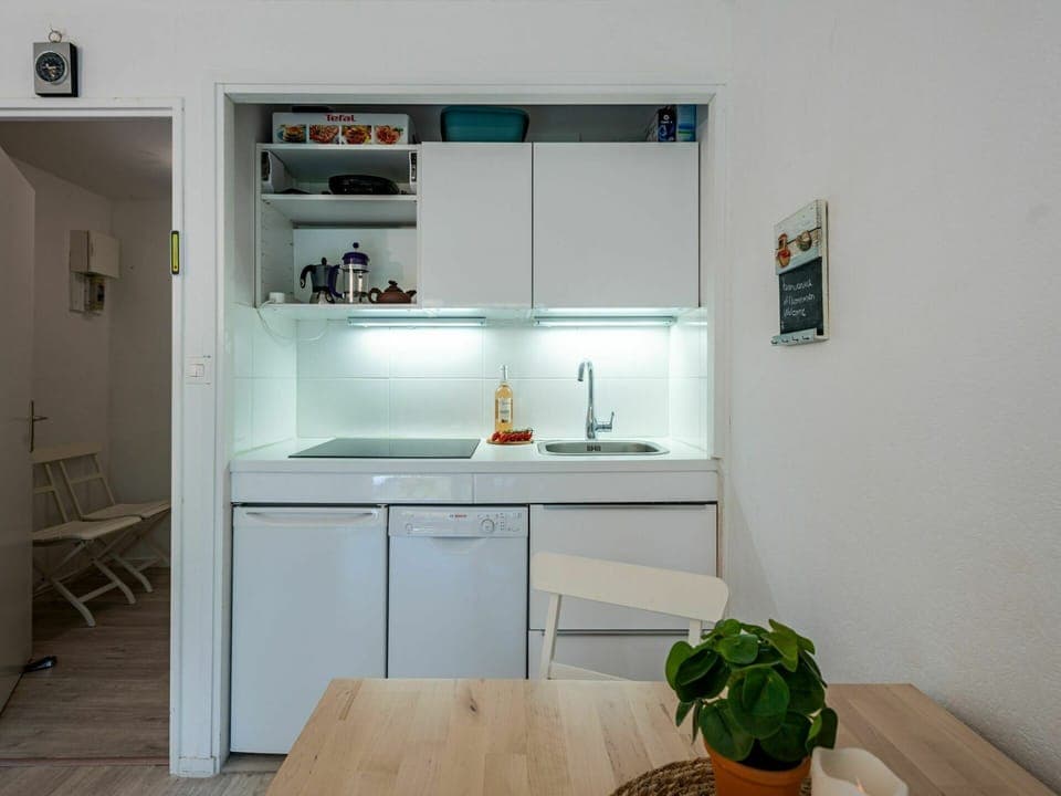 Cabinetry, Furniture, Property, Countertop, Building, Tap, Kitchen, Interior Design, Shelving, Wood