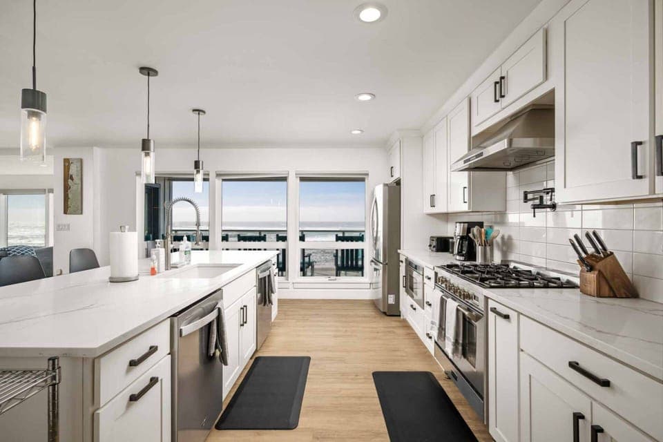 Cook delicious meals for breakfast, lunch, and dinner in this fully equipped kitchen. We suggest grabbing some seafood from a local market.