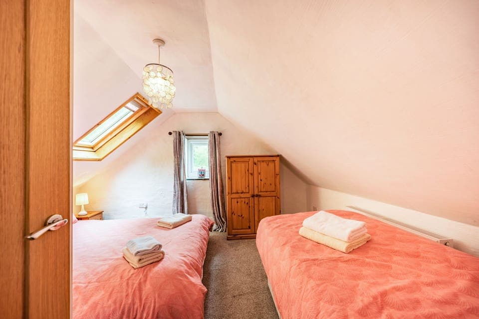 Cottage | 2 bedrooms, individually decorated, individually furnished, free WiFi