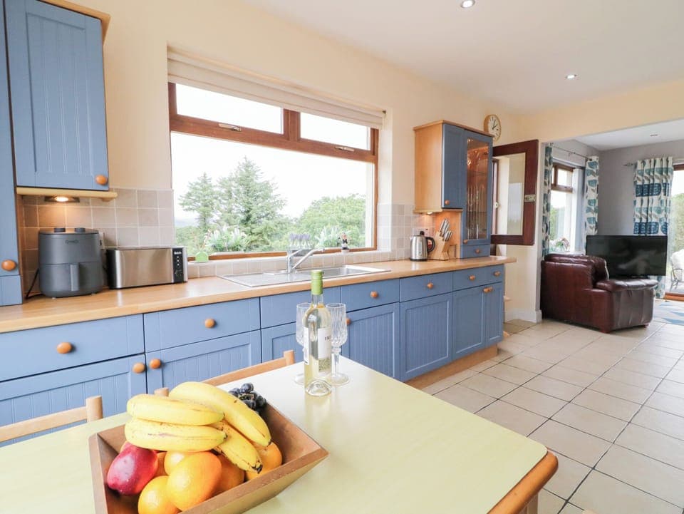 Cottage | Private kitchen | Dishwasher, electric kettle, toaster, cookware/dishes/utensils