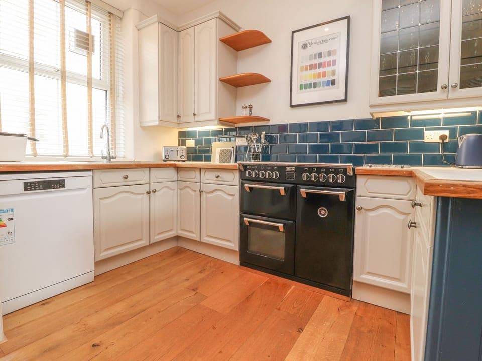 Cottage | Private kitchen | Fridge, dishwasher, cookware/dishes/utensils