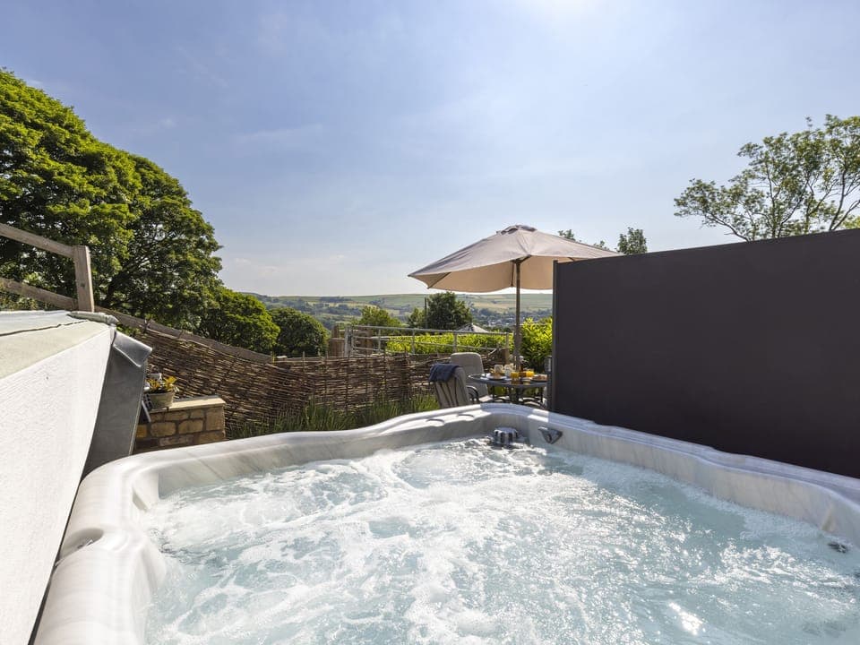 Cottage | Outdoor spa tub