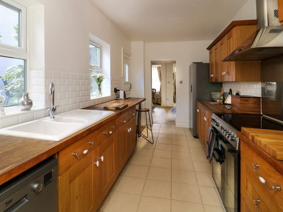 Cottage | Private kitchen | Fridge, dishwasher, electric kettle, cookware/dishes/utensils