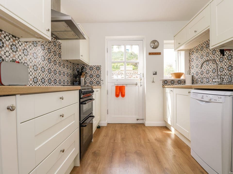 Cottage | Private kitchen | Fridge, dishwasher, electric kettle, cookware/dishes/utensils