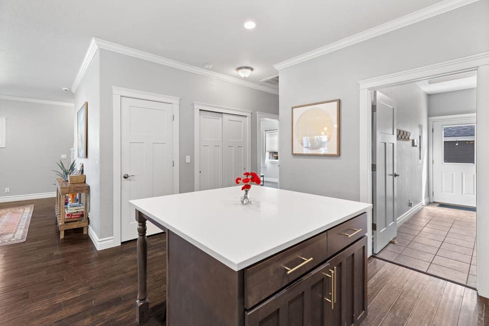 Kitchen- Breakfast island