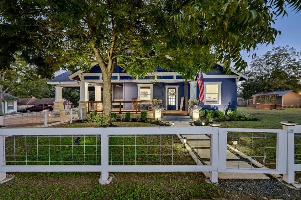 Front of house, nice fenced in yard