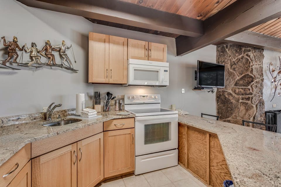 Full kitchen