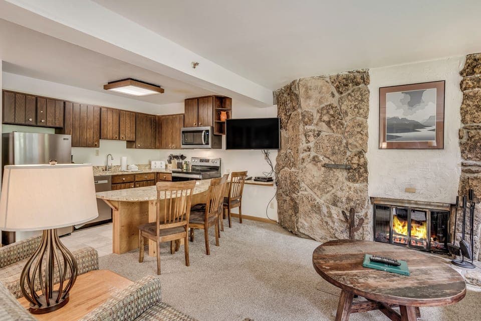 Full kitchen off of living room