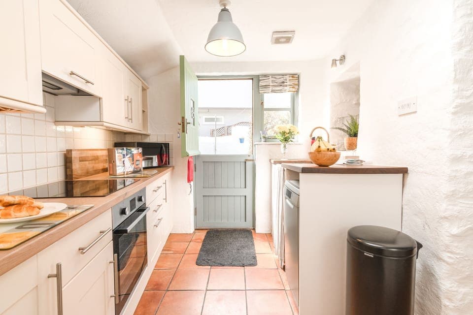 Salty's Cottage, St Agnes. Ground floor: Kitchen with a four-ring induction hob, electric oven, microwave, fridge and dishwasher