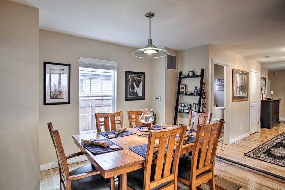 Dining Room- Seating for 6 and additonal seating at the kitchen bar. 