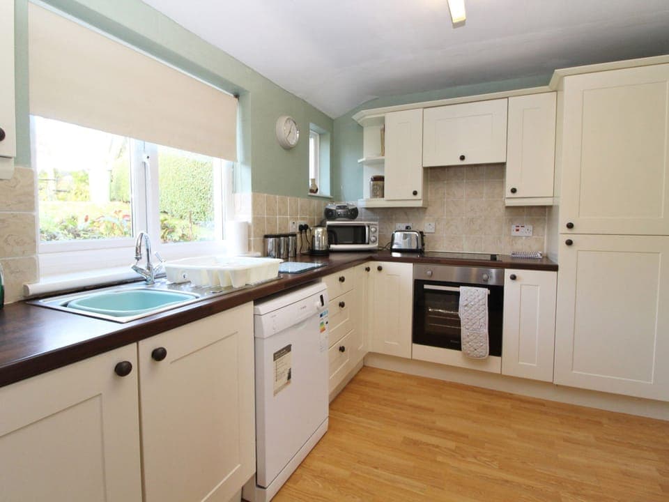 Cottage | Private kitchen | Fridge, dishwasher, electric kettle, toaster