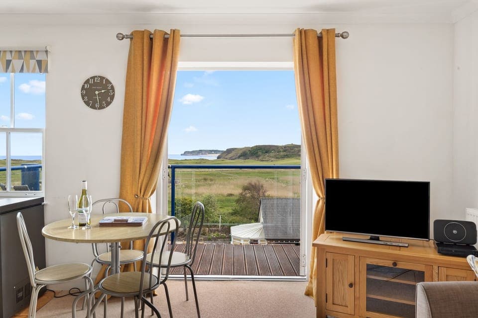 Lovely Apartment, Spectacular Coastal Views, Short Walk to Beach