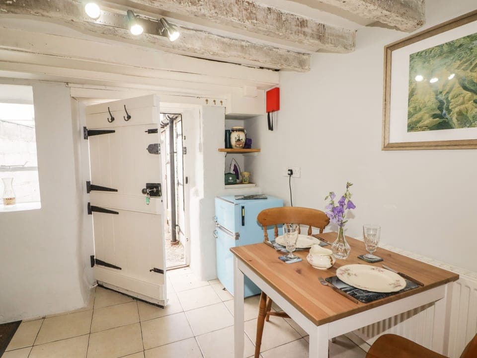 Cottage | Private kitchen | Fridge, electric kettle, toaster, cookware/dishes/utensils