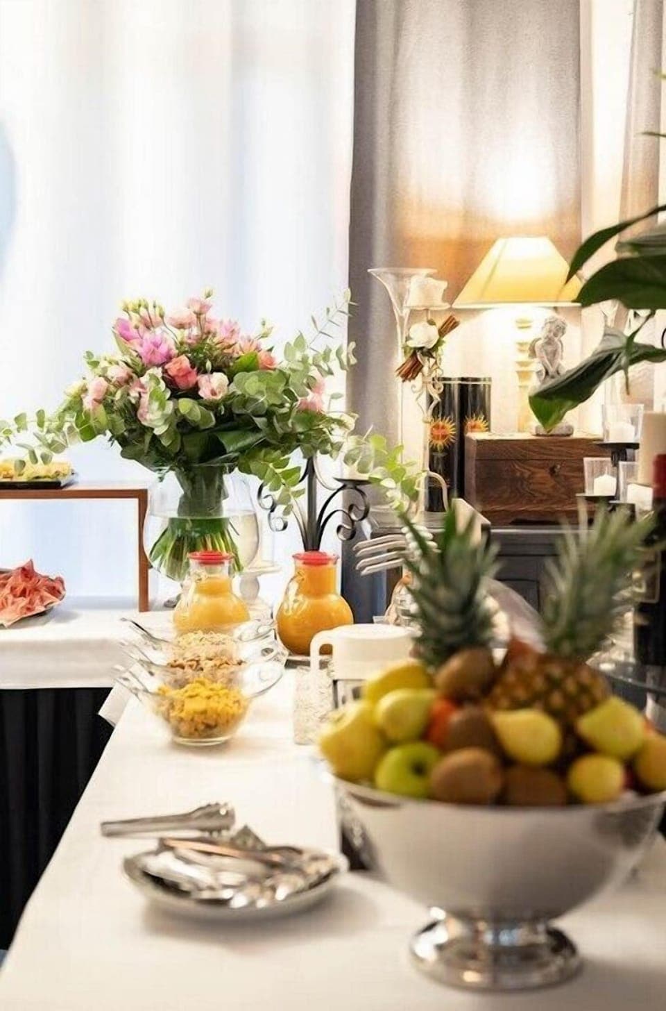 Free daily buffet breakfast