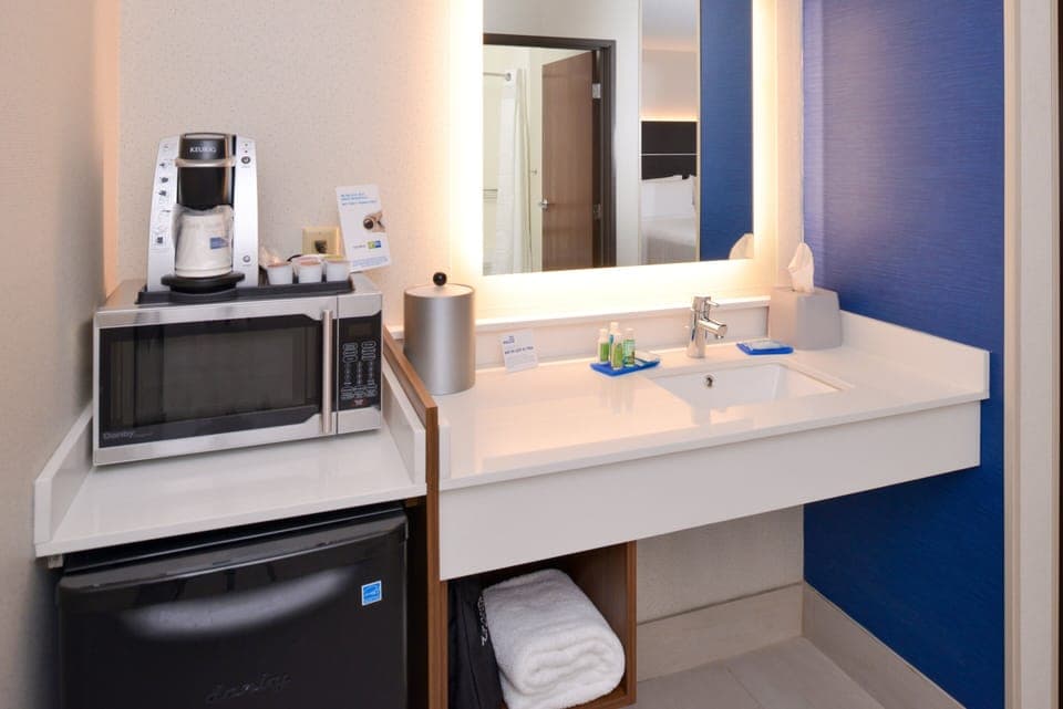 Standard Room, 2 Queen Beds | Room amenity