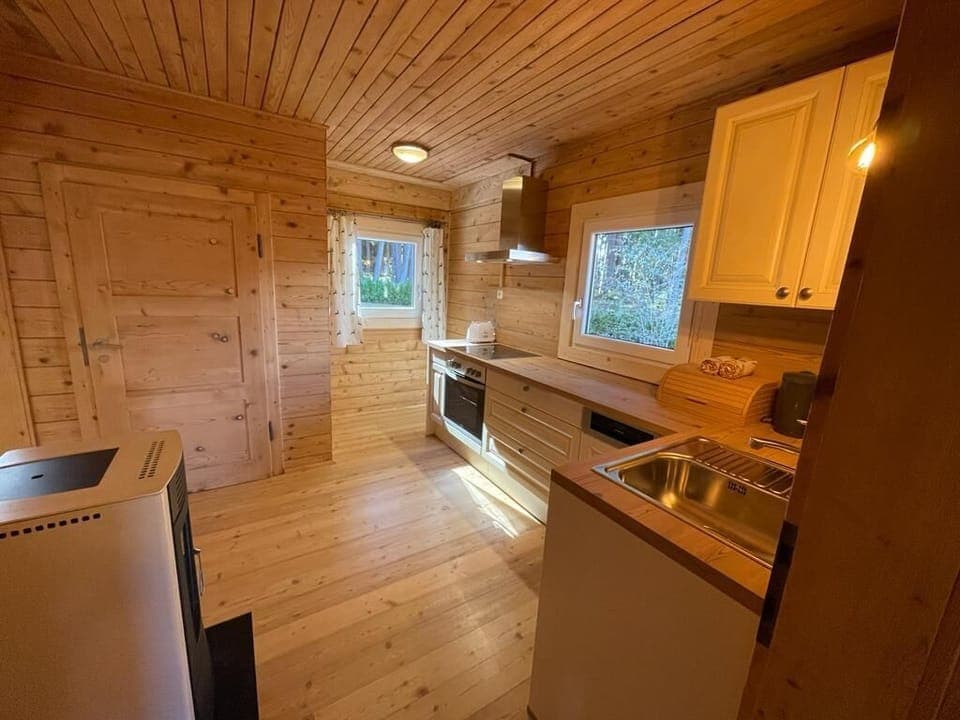 Traditional Chalet | Private kitchen | Full-size fridge, microwave, oven, stovetop