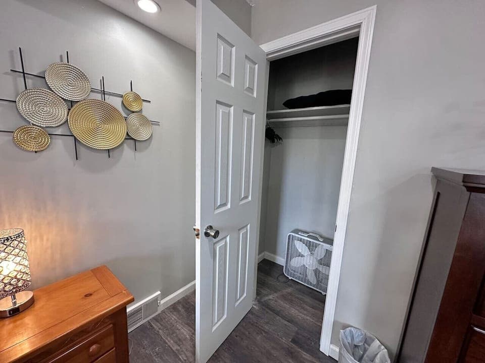 BEDROOM 2 - QUEEN BED - upper level