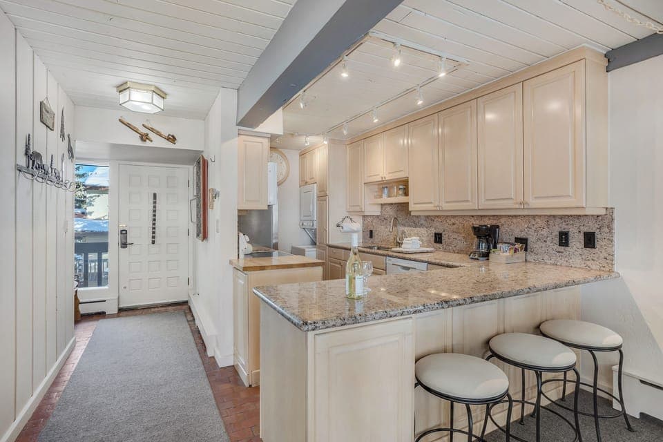 Full kitchen with bar seating