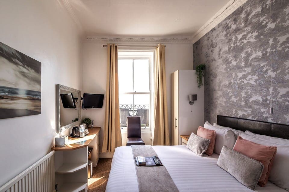 Blackout drapes, free WiFi, bed sheets