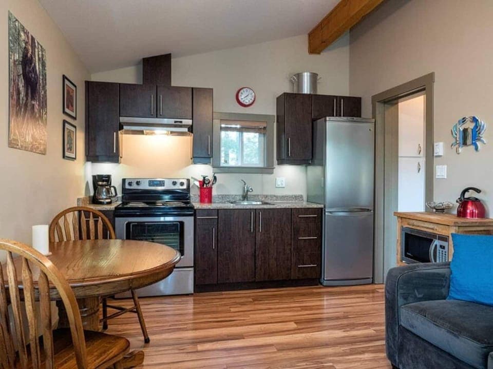 Fully equipped kitchen and dining area