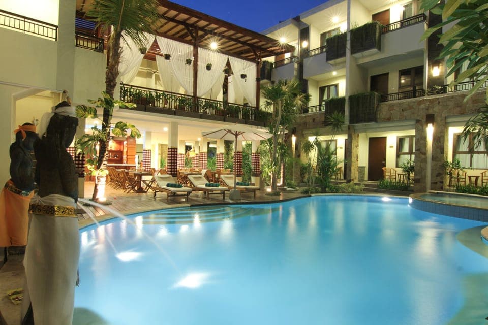 Outdoor pool, pool umbrellas, sun loungers