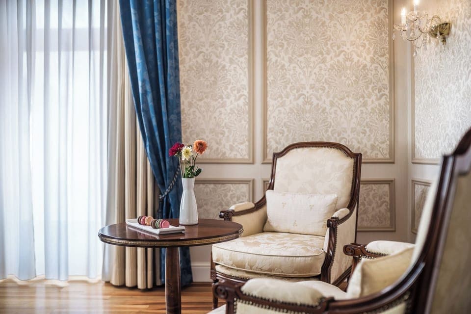 Deluxe Suite (Junior) | Living area | 40-inch flat-screen TV with digital channels, TV