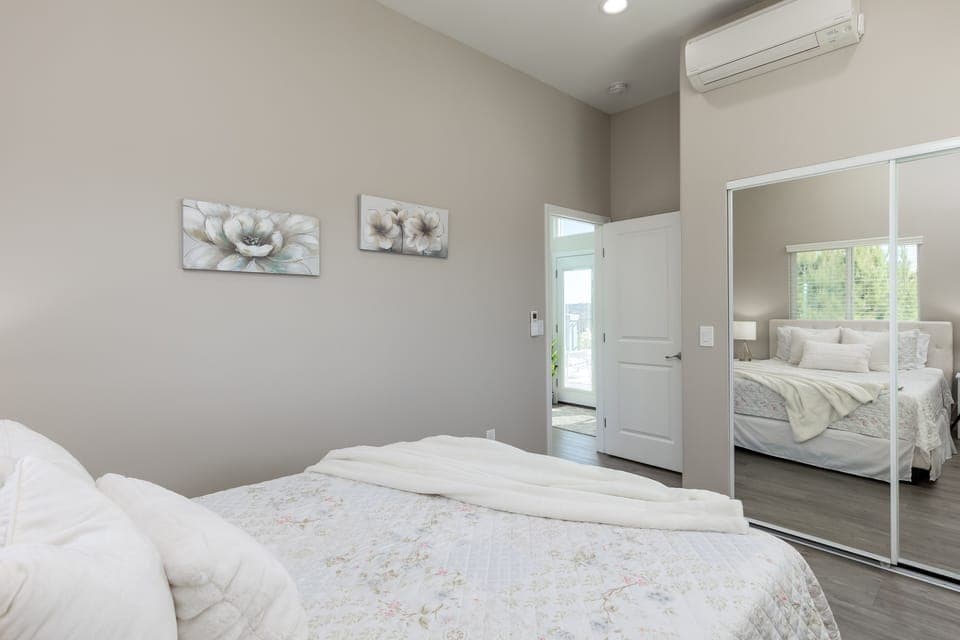 Upstairs 2nd Bedroom, Queen Bed, Night Stands, Lamps, Mirror Closet