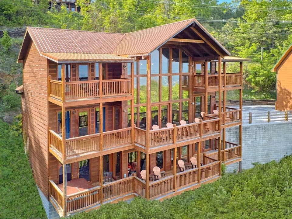 3-level luxe cabin with stunning views of the Smoky Mountain National Park. 5 ensuite bedrooms with decks all facing the views. Game room and private theater room. Hot tub, BBQ grill.
