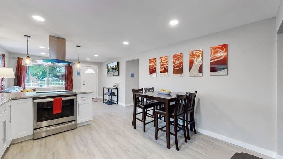 Cozy Dining Area – A charming four-seat table, ideal for enjoying meals and intimate conversations.