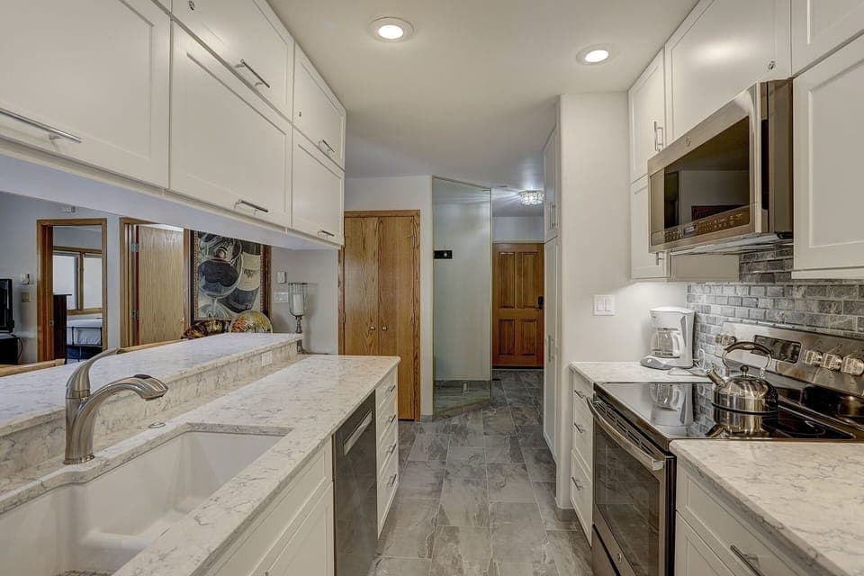 Condo, 1 Bedroom | Private kitchen | Fridge, oven, coffee/tea maker, toaster