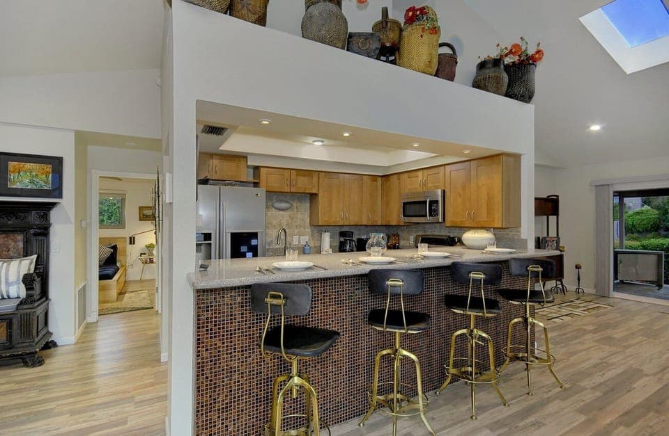 This bar is perfect for breakfast, lunch, and dinner