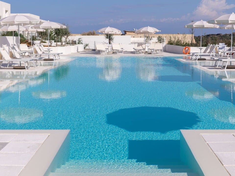 Water, Sky, Daytime, Property, Swimming Pool, Azure, Outdoor Furniture, Leisure, Sunlounger, Aqua