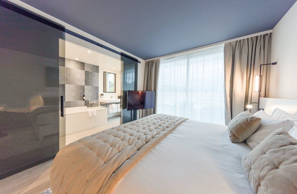 Premium Room, 1 King Bed, Pool Access | Minibar, in-room safe, laptop workspace, soundproofing